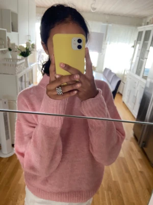 Rosa stickad tröja  - Super fin stickad tröja! Så mysig o så snygg till hösten! Jag köpte den i M för att dne skulle vara lite större för den såg bättre ut så! Men har strl xs/s och då passar den super! Men passar m oxå !  🙌 pris diskuteras, änvänd 1-2 gånger 
