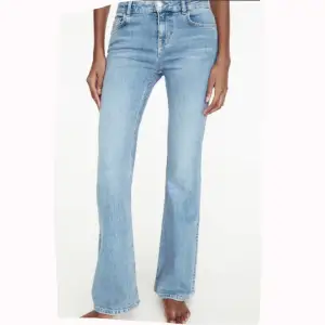 Jeans från Zara, knappt använda, lowwaist bootcut