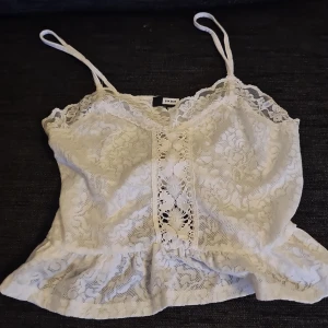 Vit topp/blus - En vit topp/blush som är ganska genomskinlig andvänt en gång bra skick stl xs