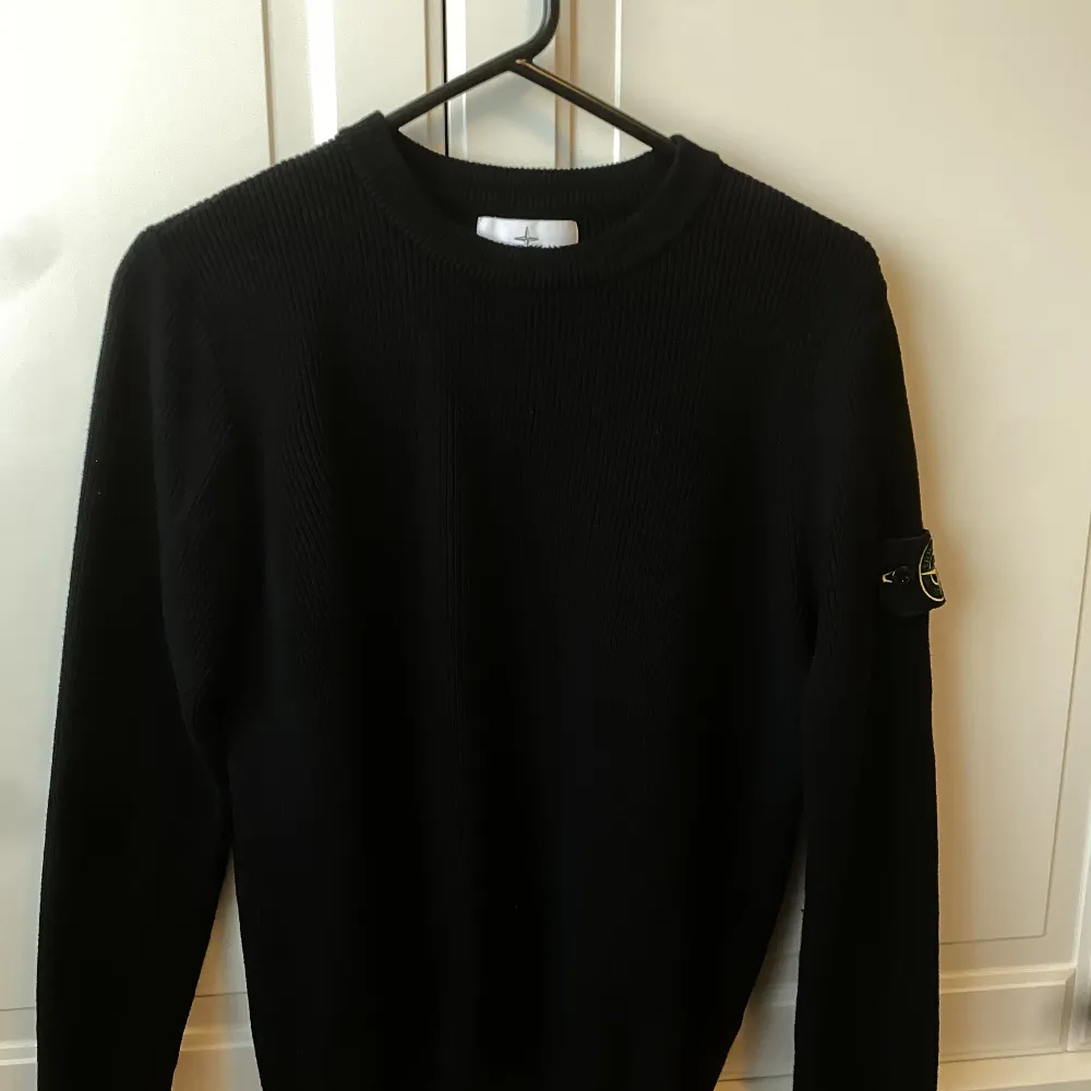 Knitted Lambwool Sweater Black, Storlek Medium, Ny pris 3899 på careofcarl.se Knappt använd så i nyskick Kvitto finns nånstans i min Mail Pris kan diskuteras. Hoodies.