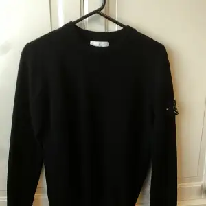 Knitted Lambwool Sweater Black, Storlek Medium, Ny pris 3899 på careofcarl.se Knappt använd så i nyskick Kvitto finns nånstans i min Mail Pris kan diskuteras