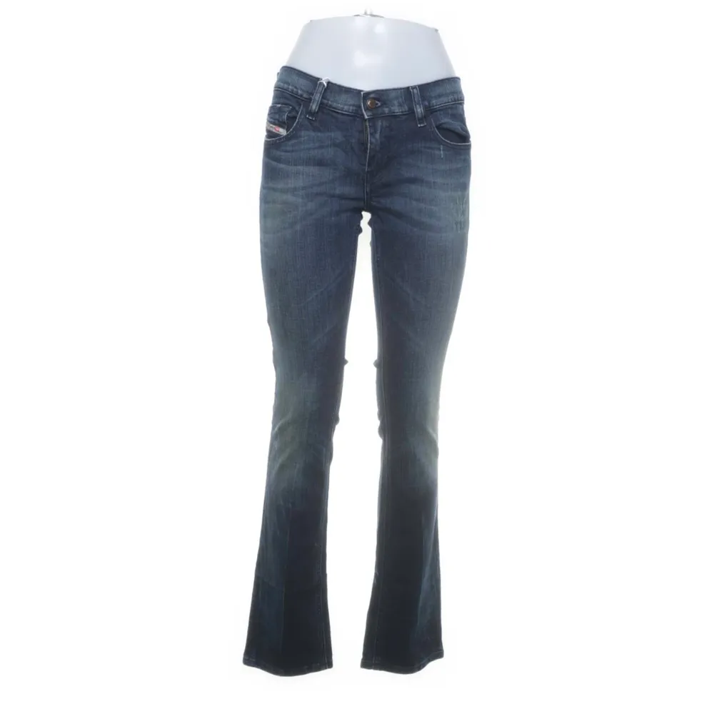 Säljer dessa diesel jeans i modellen livy - bootcut och low waist  - Storleken är 29/32, men de är ganska små i storlek så skulle säga att de passar någon som normalt är Xs/S  ❤️Midjemåttet är 40cm (rakt över). Jeans & Byxor.
