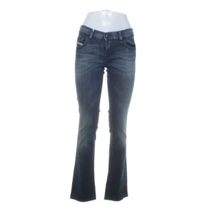 Diesel bootcut jeans - Säljer dessa diesel jeans i modellen livy - bootcut och low waist  - Storleken är 29/32, men de är ganska små i storlek så skulle säga att de passar någon som normalt är Xs/S  ❤️Midjemåttet är 40cm (rakt över)