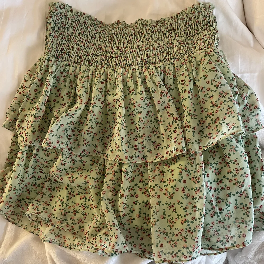 Säljer denna helt oanvända kjolen från vero Moda! Endast testad och har tyvärr bara hängt i garderoben🩵storlek xs men passar även s🫶🏻. Kjolar.