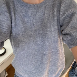 Stickad topp - Super söt blå stickad topp ifrån vero Moda, använd 1 gång så i väldigt bra skick, som ny!  Dessutom otroligt skön!💕