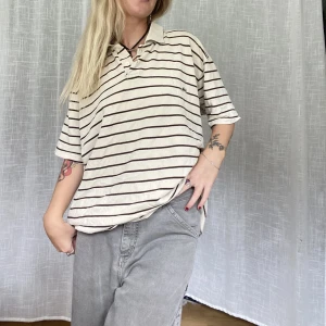 Lacoste - Lacoste polo i fin färg! Fin och cool till allt. Tänker långkjol? Märkt xxl men skulle säga M   Jag är vanligtvis en storlek s och 164cm lång. Glöm ej mina andra annonser 💌