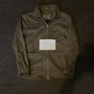 Rickard Vegan Suede i mocca - Overshirt i Mocca!   Strl: S,  Skick: 9/10,  Färg: Khaki grön,  Nypris: 1500kr,  Mitt pris 499kr + frakt