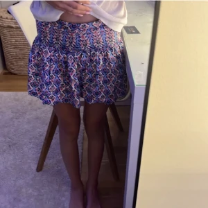 Zara kjol  - Hej, jag säljer min fina kjol som jag köpte här på plik men den av tyvärr för liten för mig och är i storlek 134 9 år, skriv om ni undrar nåt❤️