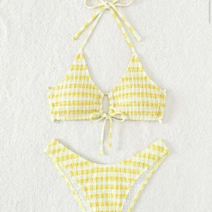 Rutig bikini  - Rutig gul bikini som aldrig kommit till användning. Passar A/B/C kupa.