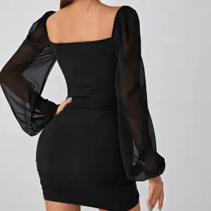 Säljer nu denna fina klänning med mesh-ärmar! Superfin till fest/utgång/middag!⭐️❣️👌🏻