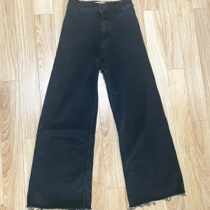 Svarta jeans - Svarta högmidjade wide leg jeans.