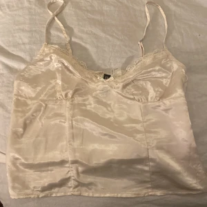Linne - Nattlinne top som är perfekt för sommaren. Den var tyvär för liten för mig därför säljer jag den