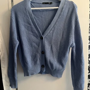 Stickad kofta - Fin stickad kofta från Lager157 i en härlig blå färg. Storlek M. Aldrig använd.