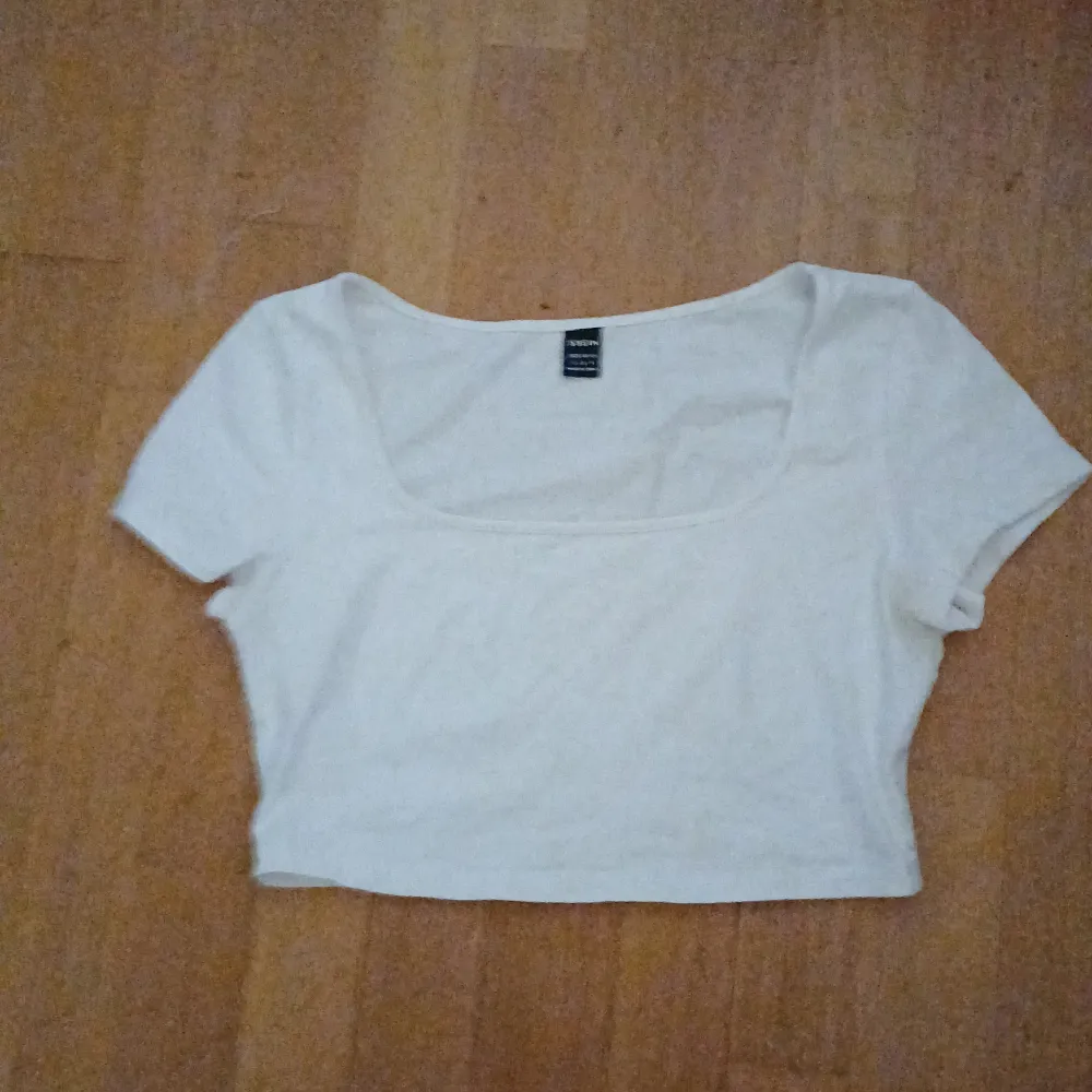 Säljer denna vita cropptoppen från shein. T-shirts.
