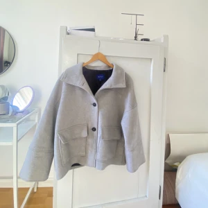 Ull kappa gant - Säljer min ull jacka från Gant. Inköpt för 3300kr på deras hemsida i vintras. Mycket sparsamt använd. Köp direkt för 2500kr💗 Skriv om du vill ha fler bilder! 