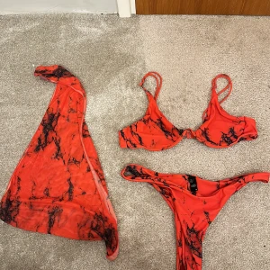 Swimsuit - Jätte snygga marble print Swimsuit med kjol cover up från Cider. Använt fåtal gånger men i jätte fint skick