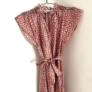 Klänning Samsøe Samsøe (S) - KAROOKH LONG DRESS från märket Samsoe Samsoe. Storlek S