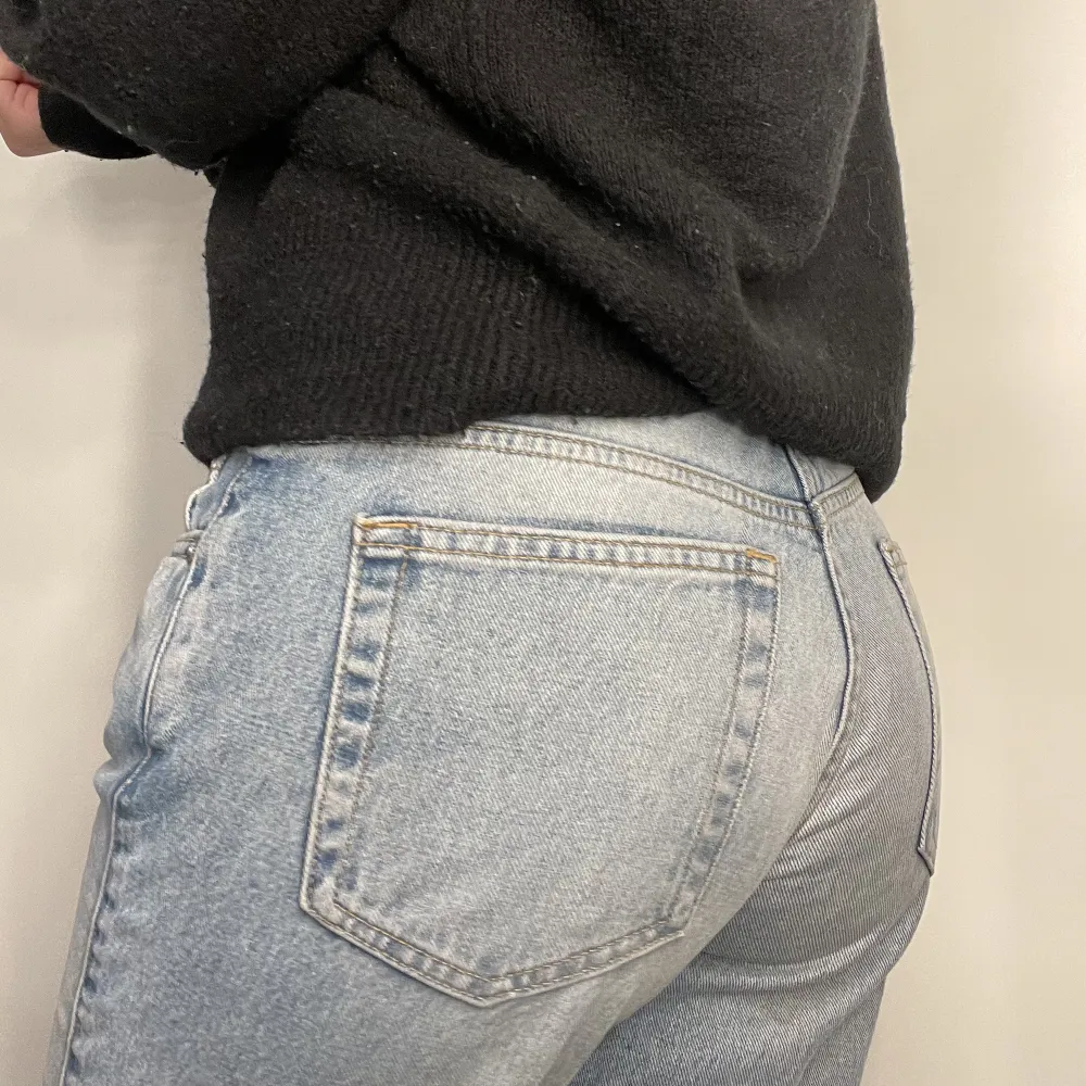 Snygga weekday jeans. Arrow. Lågmidjade och raka. Väldigt snygga. Köpta för 600kr säljer för 300kr. Knappt använda. Säljer för dom inte kommer till användning. Storlek 27/32 som motsvarar 36! Hör av er vid intresse❤️. Jeans & Byxor.