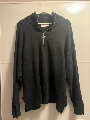 Svart stickad tröja  - Svart stickad tröja med halv zip🖤