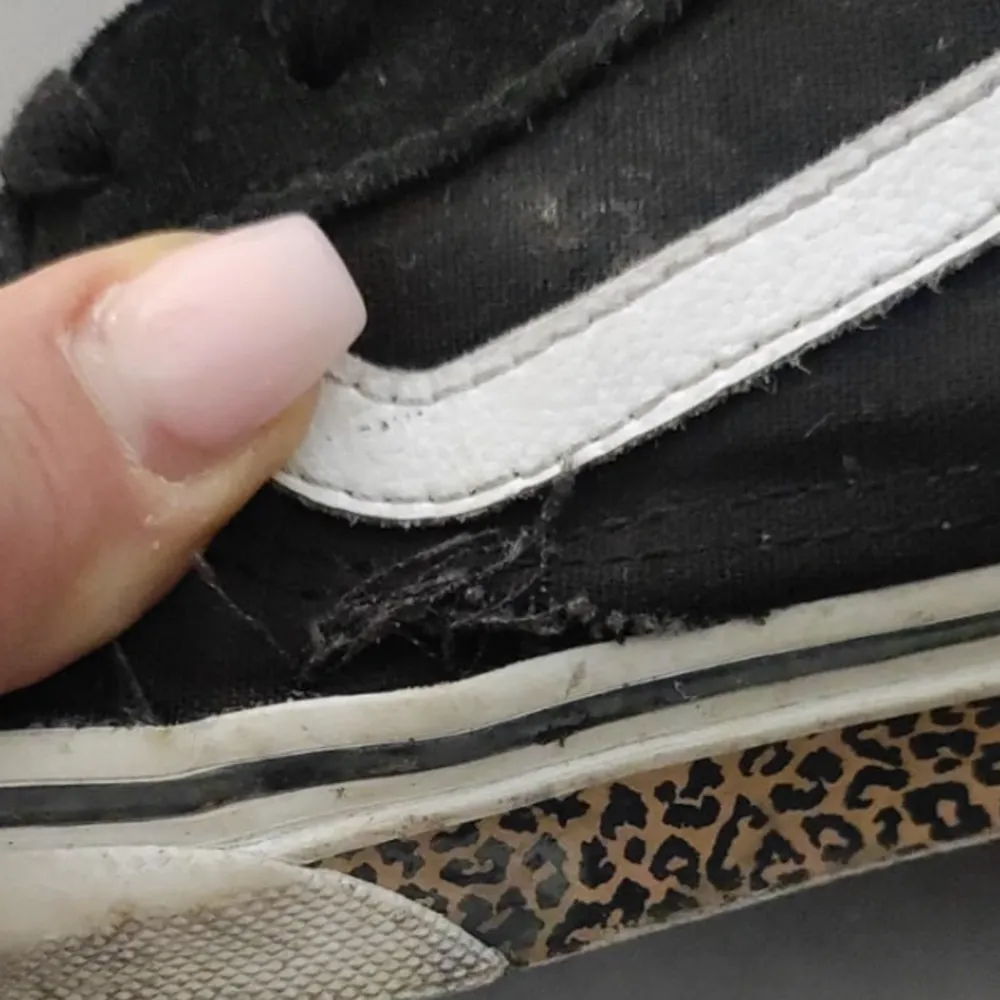 Riktiga använda Vans med leopard mönster, de har en liten skada på ena skon. De är inte de bästa skicket men fina. Priset kan diskuteras!😊de är storlek 37!. Skor.
