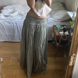 Långkjol - Långkjol från zara i storlek M, passar även mig som också brukar ha S. Använd fåtal gånger 💖