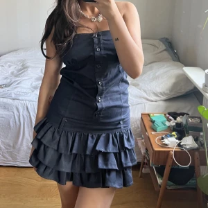 Marinblå klänning - Supersöt marinblå klänning med volanger, storlek M, (jag på bilden brukar ha S/M) 💞