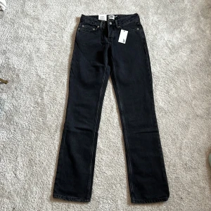 Lågmidjade jeans - Jag säljer dessa jättefina lågmidjade jeansen från lager 157 i modellen ICON. Helt nya med lappen kvar. Storlek xxs💙