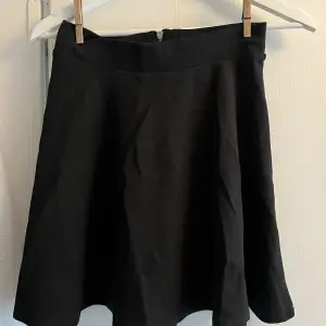 Kort kjol från HM med dragkedja bak.  Använd ett fåtal gånger. Skick 10/10 Storlek XS