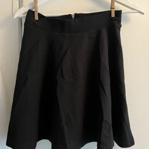 Svart kjol - Kort kjol från HM med dragkedja bak.  Använd ett fåtal gånger. Skick 10/10 Storlek XS