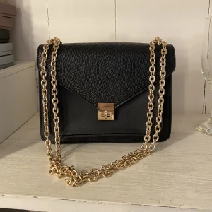 Väska - Svart väska med guldig dragkedja, använd ett fåtal gånger🤍