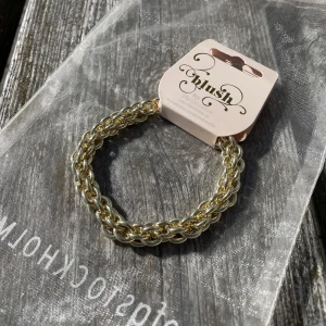 Guld armband  - Ett superfint guldpläterat armband från Blush, helt oanvändt endast testad för bild💖Nypris 500