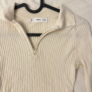 Tröja från Mango - Säljer en superfin tröja från MANGO i stl XS. Har använts ett fåtal gånger men är i fint skick. 