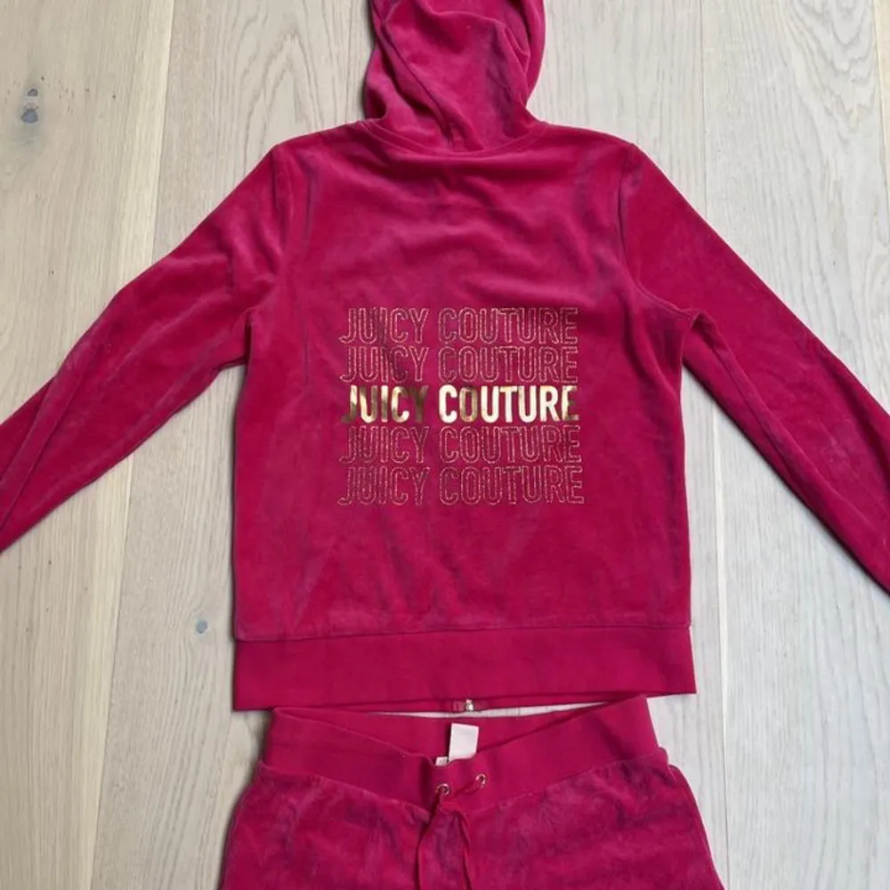 Säljer mitt rosa Juicy Couture set! Tröjan är i storlek S och byxorna i storlek XS. De är båda i väldigt fint skick eftersom de är knappt använda. Säljer hela setet för 650 kr.. Hoodies.