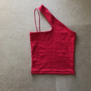 Zara tröja/linne - Jätte fint linne från zara❤️ säljer pågrund av att jag inte får användning av den❤️ den är använd 1 gång❤️💗💗den är i storlek S men går med xs också💓💓