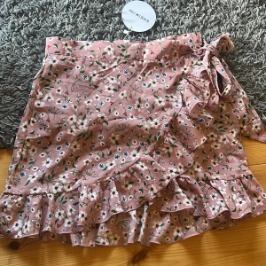Blommig kjol  - Helt ny kjol från SHEIN, säljes pågrund av att den inte kommer till användning 