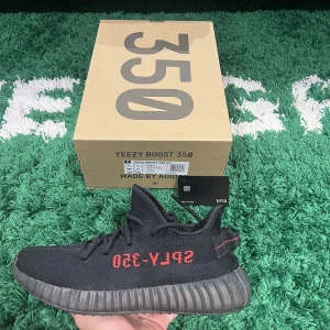 Yeezy 350 Bred - Yeezy 350 Bred  Storlek: US7.5/EU 40 2/3 Condition: 8/10/ OG All [PM för mer bilder] Pris: 1800kr [Alias Payout]  Kvitto och referenser finns Frakt är inräknat i priserna
