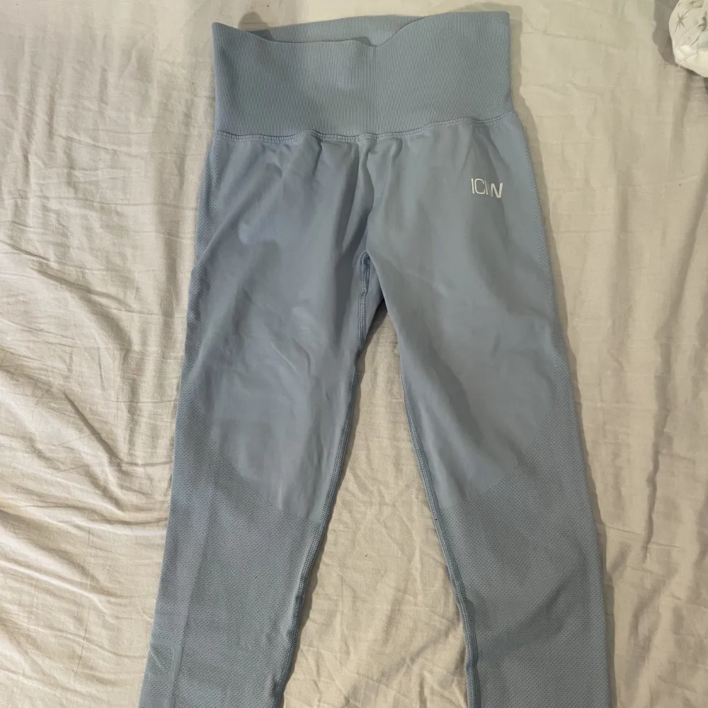 Ljusblåa leggings från ICIW med scrunch i rumpan! Supersköna, men kommer inte till användning 🥰 Frakt ingår inte. Jeans & Byxor.