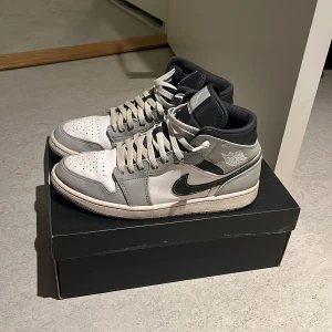Jordan 1 Mids - Ett par Jordan 1 mid i ändå bra skick köpt från restocks för 2690kr Lite creasade