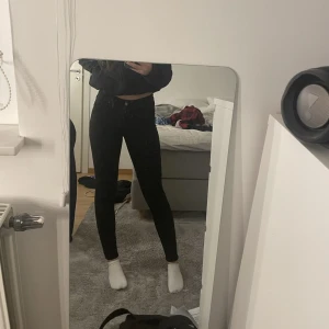 Svarta jeans  - Svarta jeans från Vera Moda i strl 34, som nya ordinarie pris: 600kr