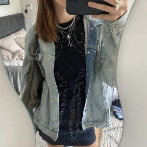 Klänning  - Klänning med supercoola detaljer från zara i mocka☺️ 