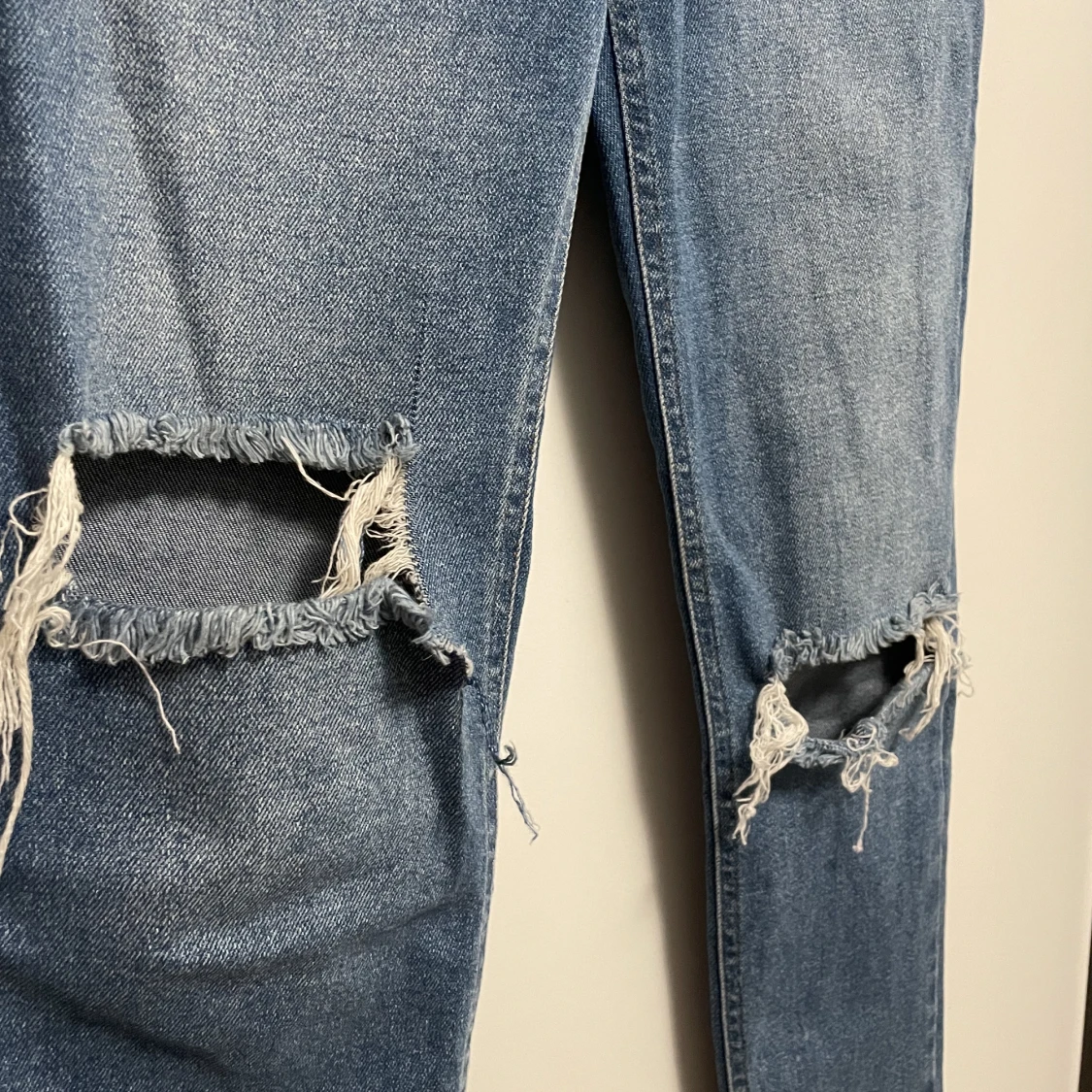 Momjeans med hål - 90