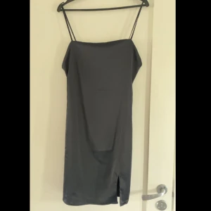 Satin klänningen  - Säljer pågrund av slutat använda, super fin och mycket sparsamt använd, slits nere vid benet också, Hör av er vid frågor och pris går att diskutera!💕