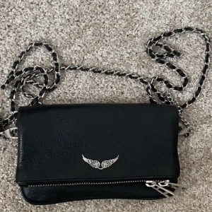 Zadig väska liten - Zadig väska i den lilla modellen, jätteifnt skick! bilderna är lånade från tjejen jag köpte av så skriv för egna bilder