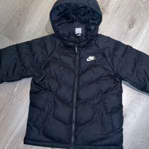 Nike jacka - Nike jacka som har blivit använt 2 ggr. Perfekt t hösten eller vintern men mest vintern! Inga defekter! Det är L i barnstorlek men passar xs-s. Köpt för 1200kr