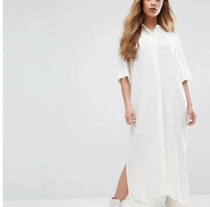 Samsøe klänning - Köptes för några år sen på Asos och nu slutsåld. Maxiklänning med slits nedtill. Önskar ni fler bilder är det bara att meddela mig. Storlek xs Nypris 1500:- Obs inte helt vit, mer lite gräddig vit. Den är helt oanvänd 🌸