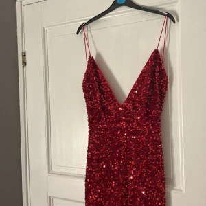 Vinröd glittrig klänning ❤️ - Anledning till säljning: Skulle använda på min bal i sommras men tog en annan ❤️ Skick: Oanvänd bara testad en gång Från: Shein Nypris: 559