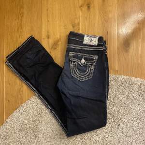 skitsnygga flared true religion jeans köpta på sellpy för 1200kr! bra skick, vill ej sälja med är alldeles för långa för mig❤️‍🔥