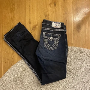 true religion jeans - skitsnygga flared true religion jeans köpta på sellpy för 1200kr! bra skick, vill ej sälja med är alldeles för långa för mig❤️‍🔥