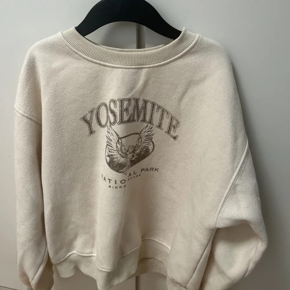 Sweatshirt från princesspolly (original pris: 450kr) säljer för 200kr. Tröjor & Koftor.