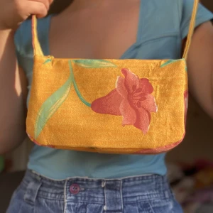 Mini baguette bag - Handgjord minibaguette bag av återvunnet/upcyclat tyg! Den är 20/12cm. 